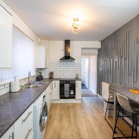 4-Bedroom Home - Ideal For Groups Working Away From Home Swansea Exterior foto