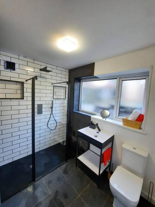 4-Bedroom Home - Ideal For Groups Working Away From Home Swansea Exterior foto
